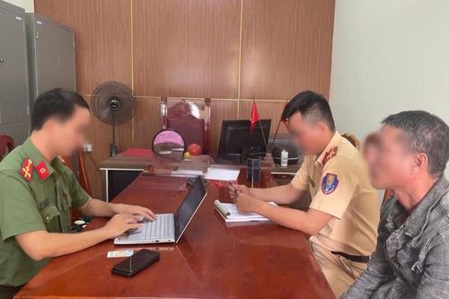 Con gái bị CSGT phạt, bố lên Facebook xúc phạm công an