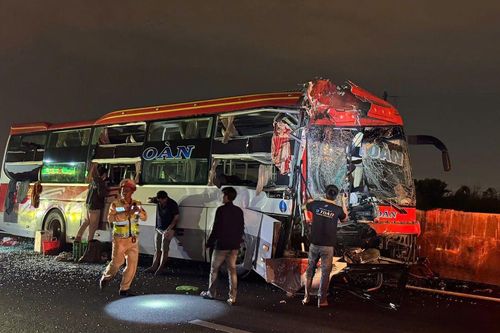 Xe khách tông xe bồn trên cao tốc, một người tử vong tại chỗ