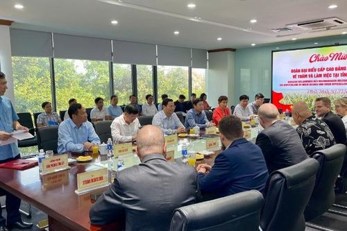 Đoàn đại biểu cấp cao Đảng Cánh tả Đức làm việc tại Ninh Bình
