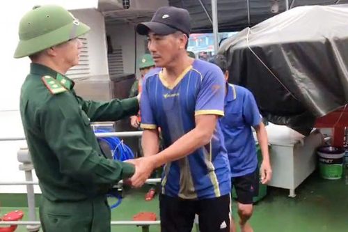 Quảng Trị kịp thời ứng cứu 5 thuyền viên gặp nạn trên biển