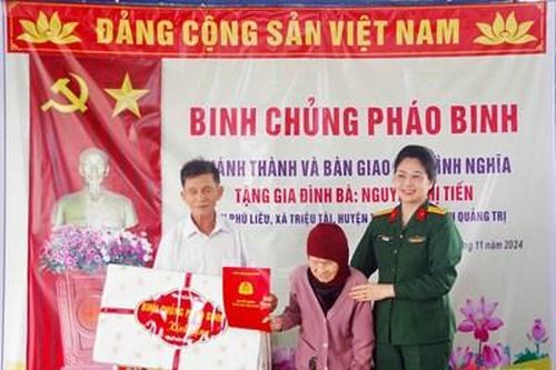 Binh chủng Pháo binh bàn giao nhà tình nghĩa tặng gia đình bà Nguyễn Thị Tiến