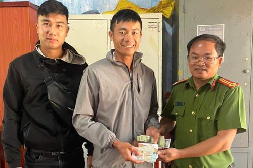 Nhặt được của rơi nhờ Công an xã tìm người trả lại