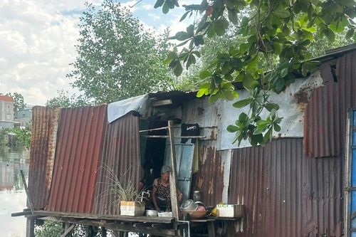 Nhiều giải pháp để hạn chế người dân xả rác xuống kênh rạch tại TPHCM