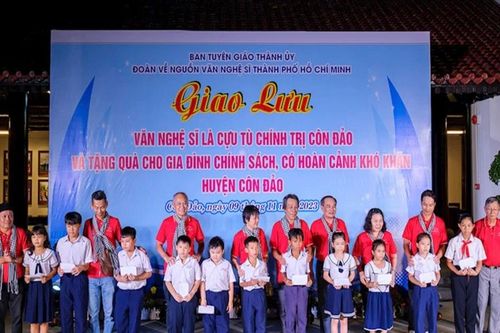 Hành trình 'Điện Biên Phủ - Bản anh hùng ca thế kỷ' đưa văn nghệ sĩ TPHCM đến với người dân vùng biên cương