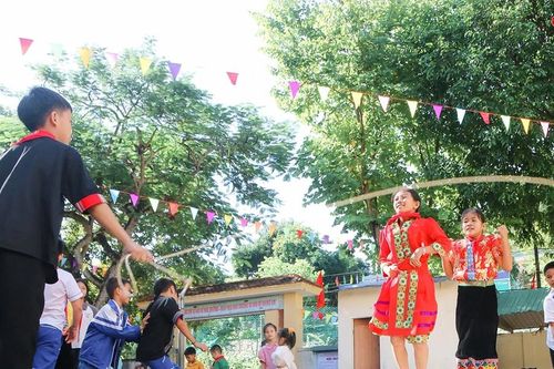 Học sinh vùng cao Nghệ An thích thú với các trò chơi dân gian