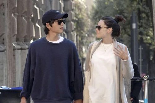 Song Joong Ki và bà xã ngoại quốc chào đón thêm tiểu công chúa
