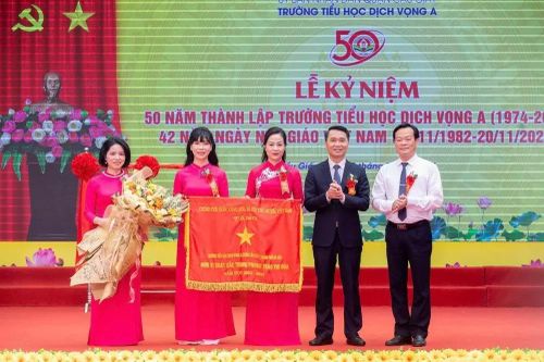 Trường Tiểu học Dịch Vọng A đón nhận Cờ thi đua của Chính phủ