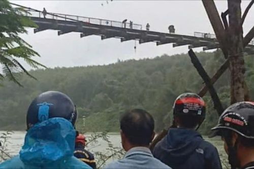 Xe rác lao xuống sông ở Huế, 2 người mất tích