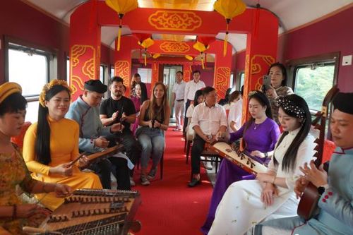 Gần 170 nghìn lượt hành khách trải nghiệm chuyến tàu 'Kết nối di sản miền Trung'