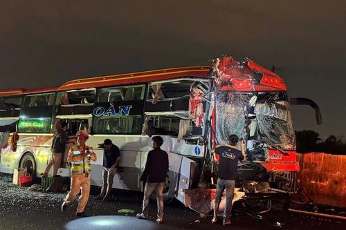 Xe khách tông xe bồn trên cao tốc, 1 người chết, 11 người bị thương