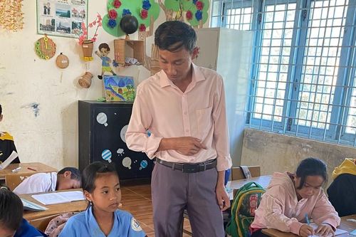 Thầy giáo Phạm Quốc Việt thầm lặng cống hiến trên vùng sâu Tu Mơ Rông