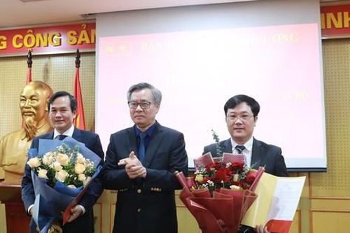 Bản tin 8H: Ban Tổ chức Trung ương trao quyết định về công tác cán bộ