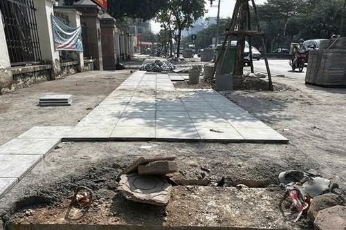 Hà Nội: Lại đào xới vỉa hè, thi công nguy hiểm 'bẫy' người dân