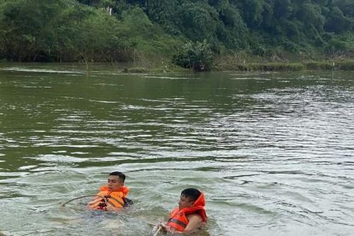 Gần 100 chiến sĩ công an, người nhái, lực lượng địa phương tìm kiếm nạn nhân mất tích trên sông Hương