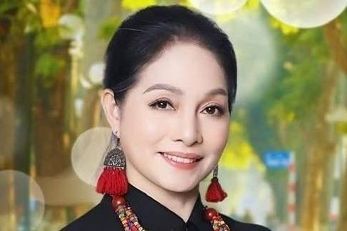 Nữ NSND mang quân hàm Đại tá tặng học sinh nghèo xe máy, được trả ơn bằng ô tô