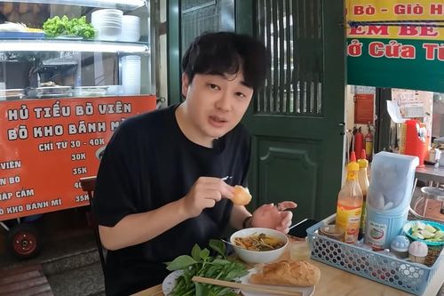Khách Hàn 'toát mồ hôi' thưởng thức bánh mì bò kho ở TPHCM, khen ngon nức nở