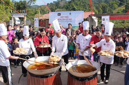 Chin-su mang 'chảo cơm có thịt đặc biệt' lên vùng cao tiếp sức học trò nghèo