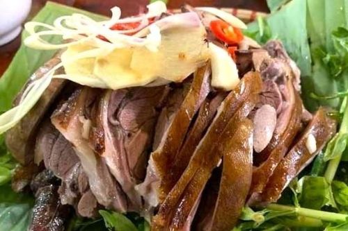 Ăn thịt chó bị đánh bả, 8 người phải nhập viện