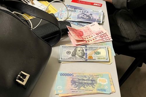 Phát hiện túi xách chứa nhiều loại tiền ở sân bay Nội Bài