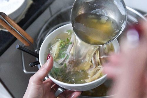 Top 5 quán phở gà ngon ở Hà Nội, giá 160.000 đồng/bát vẫn hút khách thưởng thức