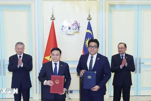 Tổng Bí thư và Thủ tướng Malaysia chứng kiến trao đổi các văn kiện hợp tác