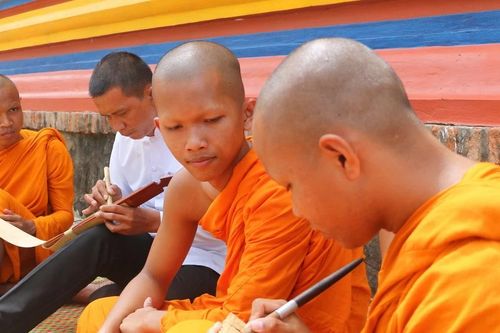 Khám phá nghệ thuật khắc chữ trên lá buông của người Khmer ở An Giang