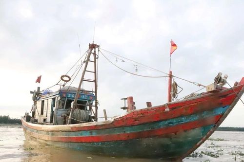 Quảng Trị: Đưa 5 thuyền viên tàu cá bị chìm trên biển vào bờ an toàn