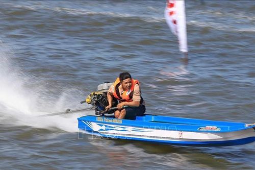 Ngày hội đua vỏ lãi trên cửa biển Sông Đốc, Cà Mau