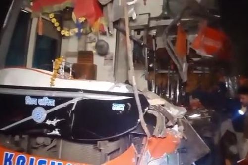 Xe buýt đâm vào xe tải trên đường cao tốc khiến 5 người thiệt mạng