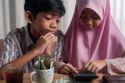 Thiếu niên rơi vào cảnh nợ nần chồng chất sau khi vay tiền mua đồ ăn cho bạn gái