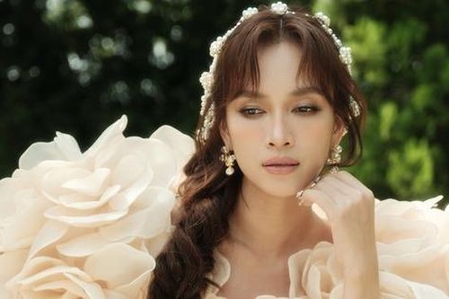Ca sĩ Ái Phương khoe nhan sắc tuổi 35 giữa một khu vườn đầy mộng mơ