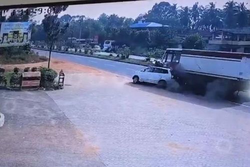 Xe tải đâm trúng ô tô đang lùi trên đường khiến 10 người bị thương