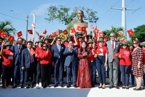 Ấm áp hình ảnh Chủ tịch Hồ Chí Minh giữa lòng thủ đô Dominica