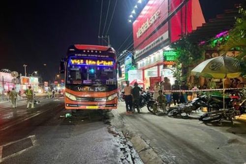Xe khách xoay 180 độ trên đường, tông 1 người tử vong