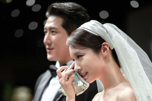 Nữ ca sĩ nổi tiếng và chồng cầu thủ chính thức ly hôn, đã thống nhất việc phân chia tài sản