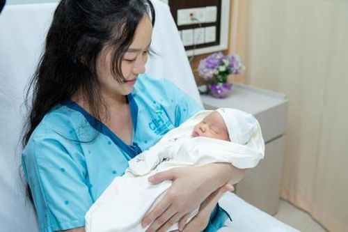 Một Hoa hậu nổi tiếng Vbiz vừa hạ sinh con đầu lòng
