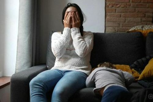 Con trai 15 tuổi mắc nợ hơn trăm triệu, ba mẹ 'tái mặt' khi biết được nguyên nhân