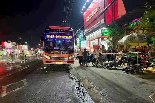 Cặp đôi tai bay vạ gió khi bị xe khách trượt văng trúng