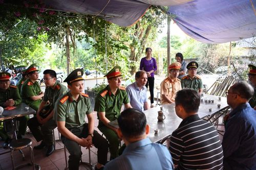 Công an tỉnh Phú Thọ thăm hỏi gia đình 5 học sinh đuối nước