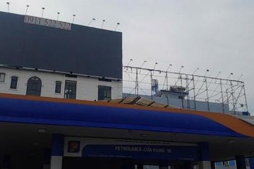 TP. Hồ Chí Minh: Biển quảng cáo sai phép chình ình 'trên đầu' cây xăng