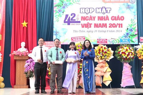 Trường THPT Nguyễn Sinh Sắc họp mặt Ngày Nhà giáo Việt Nam (20/11)