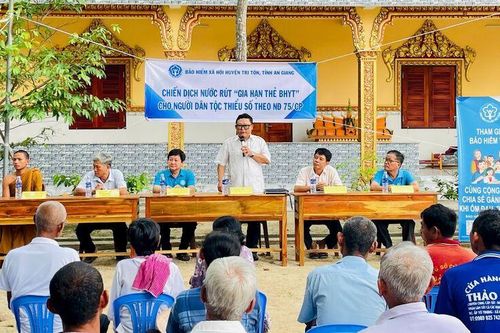 Tặng 50 thẻ bảo hiểm y tế cho người dân huyện Tri Tôn