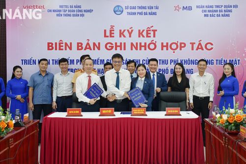 Ký kết biên bản ghi nhớ hợp tác phần mềm giám sát thi cử và thu phí không dùng tiền mặt trong sát hạch lái xe