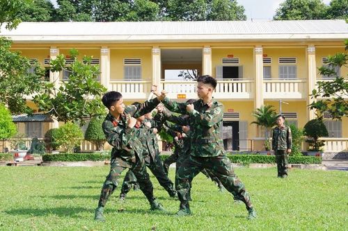Cũ mới một đôi, đổi ngôi tập võ