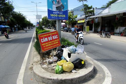 Cấm nhưng vẫn đổ rác