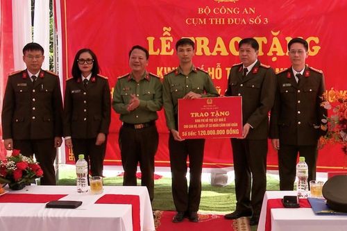 Cụm thi đua số 3, Bộ Công an trao kinh phí hỗ trợ chiến sĩ có hoàn cảnh khó khăn xây dựng nhà ở