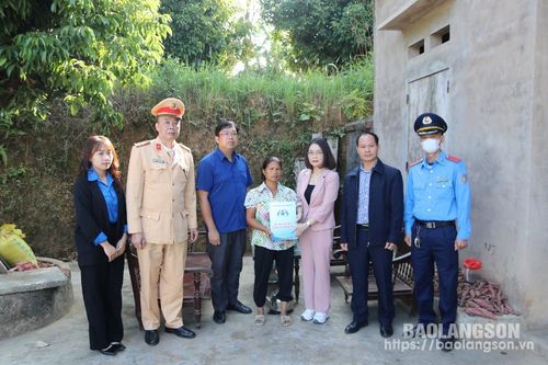 Thăm, tặng quà các gia đình nạn nhân tử vong do tai nạn giao thông tại huyện Lộc Bình, Cao Lộc và Văn Quan