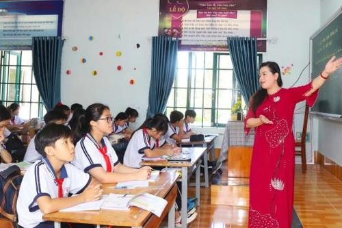 Đề nghị xét tặng Danh hiệu Chiến sĩ thi đua toàn quốc đối với Nhà giáo ưu tú Nguyễn Thị Thu Huyền