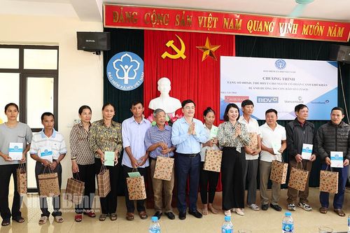 Trao tặng sổ BHXH, thẻ BHYT cho người dân có hoàn cảnh khó khăn, bị ảnh hưởng do bão Yagi tại Gia Viễn