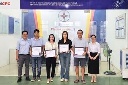 Khen thưởng 100 khách hàng sử dụng tiết kiệm điện năm 2024